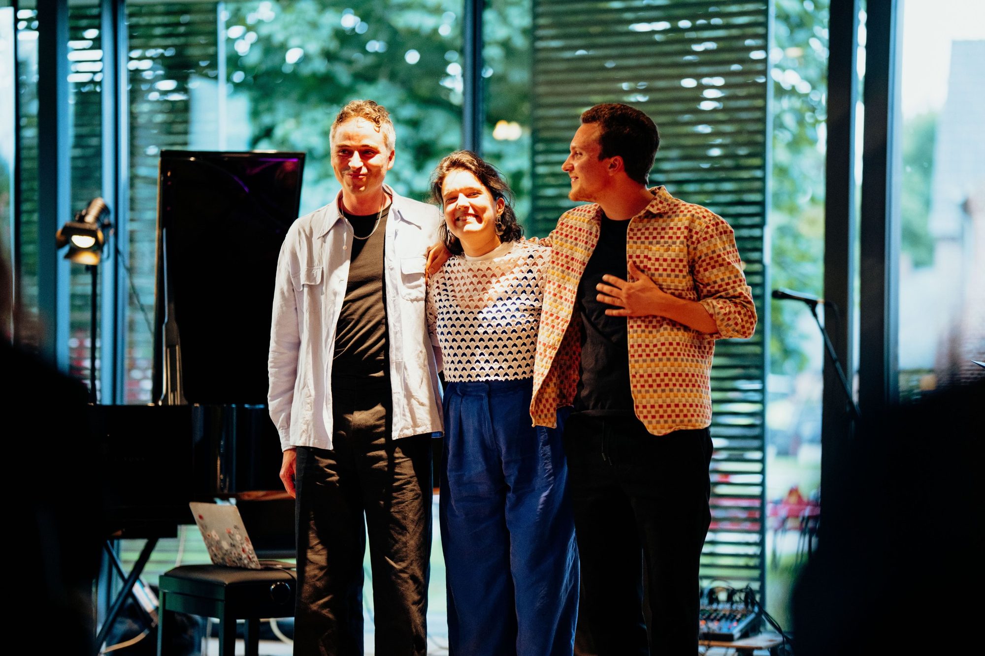 Patrícia between Jonas Sorgenfrei and Nikolaus von Bemberg at the end of an improvised concert
